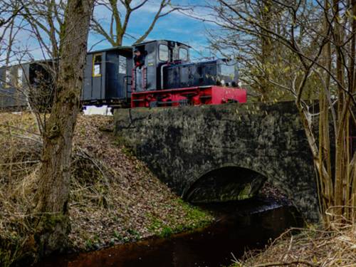 Zug auf der Jordanbrücke
