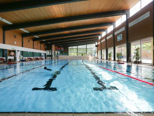 Das Schwimmerbecken des Stöckener Bads. Zwei Badende befinden sich am Beckenrand.