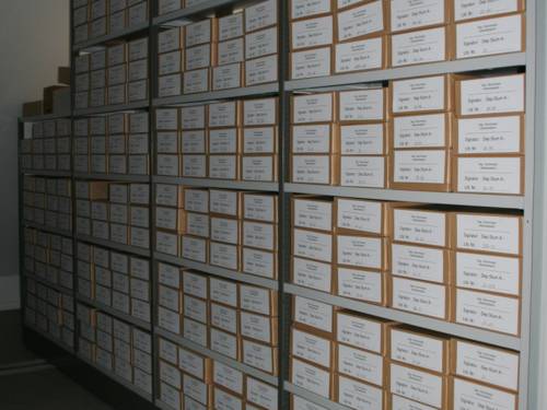 Mit Akten gefüllte Schränke