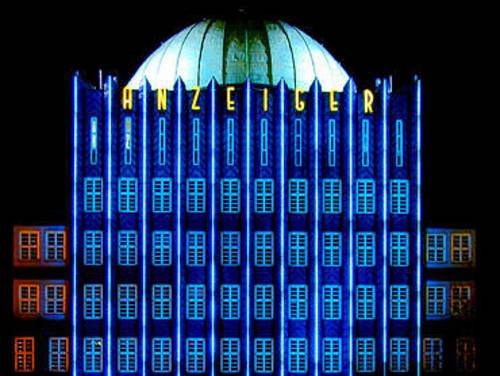 Beleuchtetes Gebäude. 