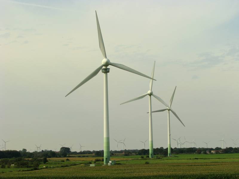 Begehbare Windkraftanlage in Holtriem an der Nordsee.