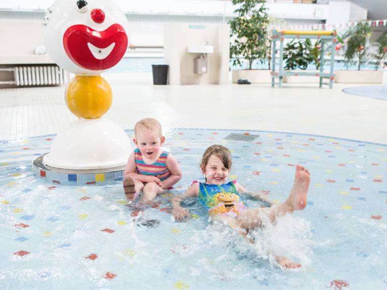 Zwei Kinder im Planschbecken