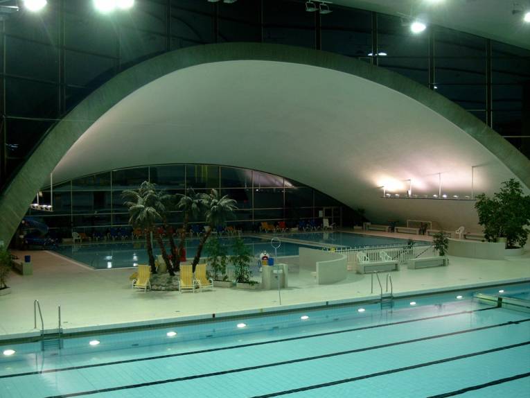 Hallenbad Innen am Abend