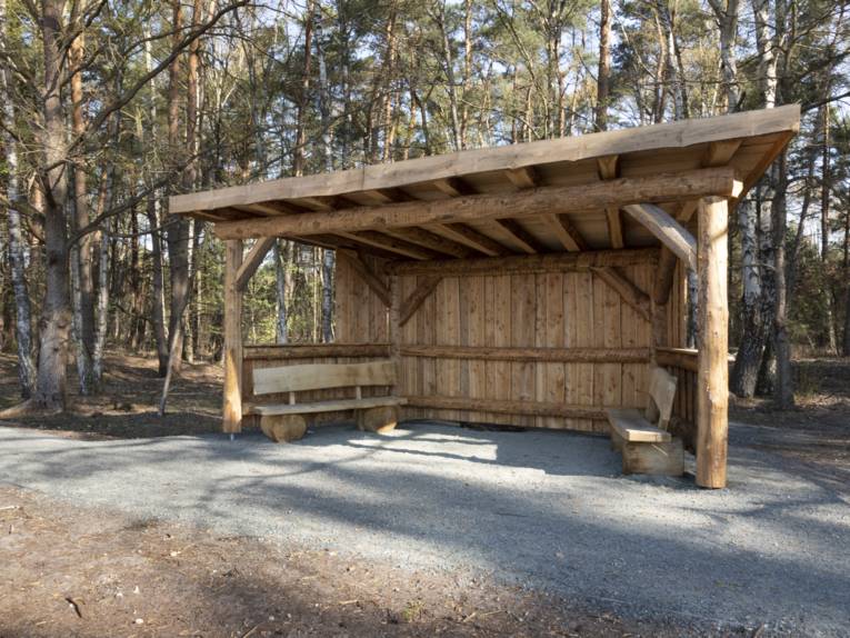 Unstand auf Holz mit zwei Holzbänken