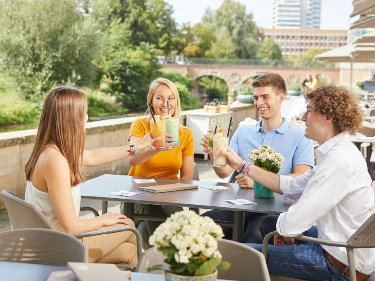 Gruppe im Café