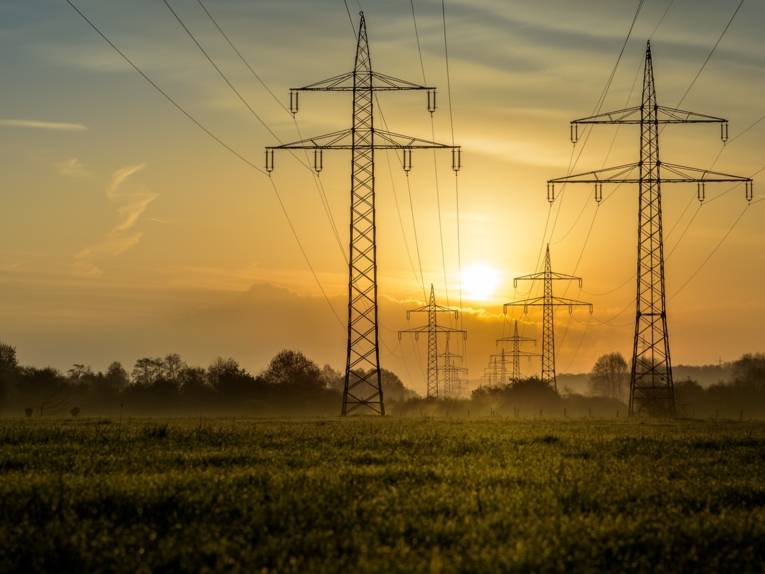 Hochspannungsleitung der Avacon AG in Niedersachsen. (Artikel)