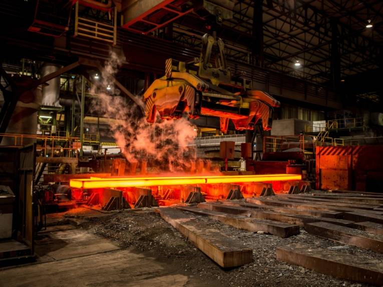 Produktion einer Warmbreitbandstraße im Stahlwerk der Salzgitter AG