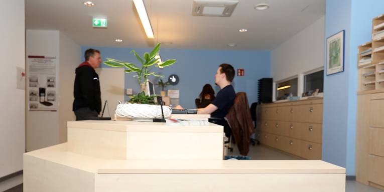 Im Empfangsbereich des Bürgeramtes Podbi Park: Ein Einwohner und ein städtischer Mitarbeiter im Gespräch