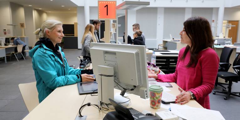 Eine Bürgerin im Gespräch mit einer Sachbearbeiterin im Bürgeramt Aegi