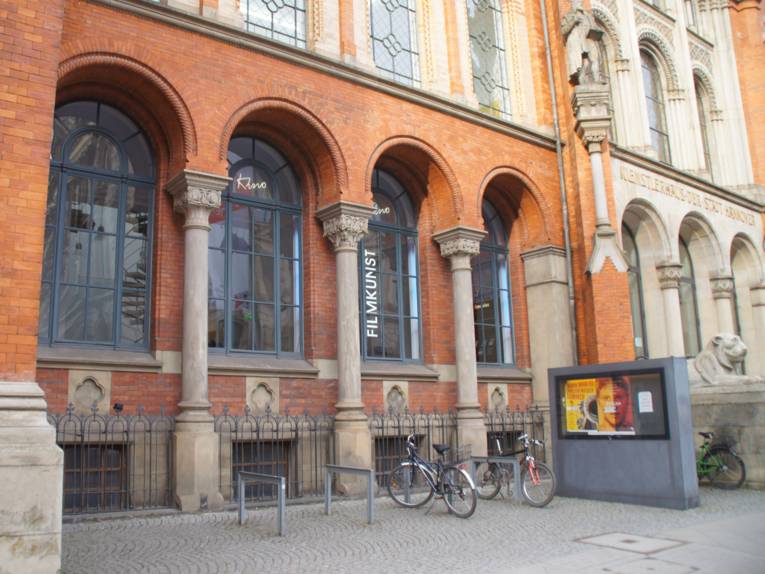 Eine Hausfassade mit rotem Backstein und Säulenlementen