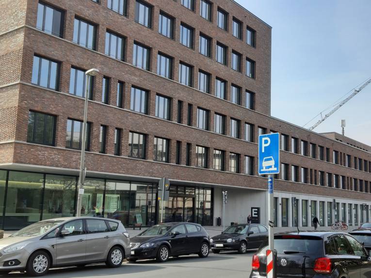 Eingang zu einem mehrstöckigen roten Backsteinbau