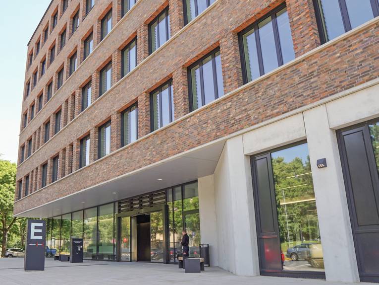 Das HannoverServiceCenter ist ein sechsstöckiger Verwaltungsbau am Schützenplatz in Backsteinoptik, der viele städtische Dienststellen beheimatet.