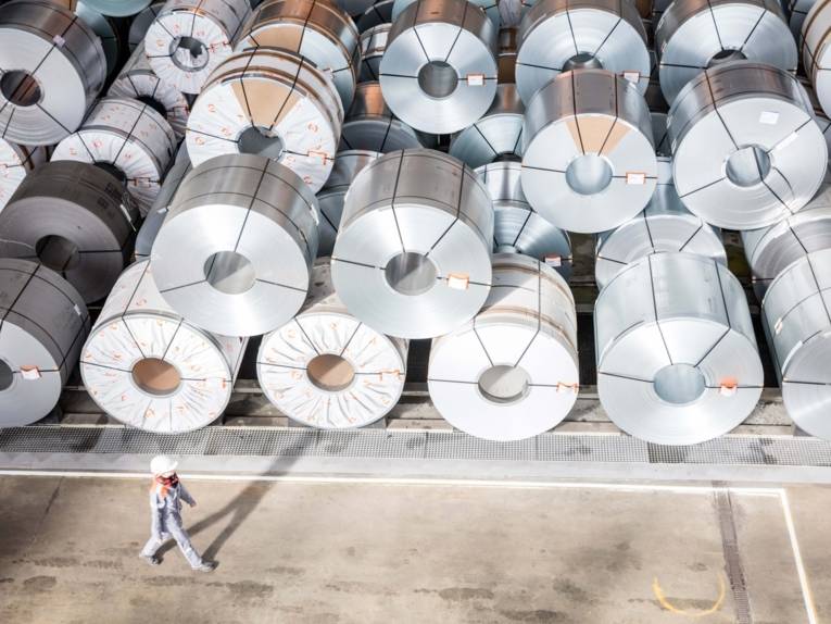 Eine Mitarbeiterin der Salzgitter AG vor dem Coillager.